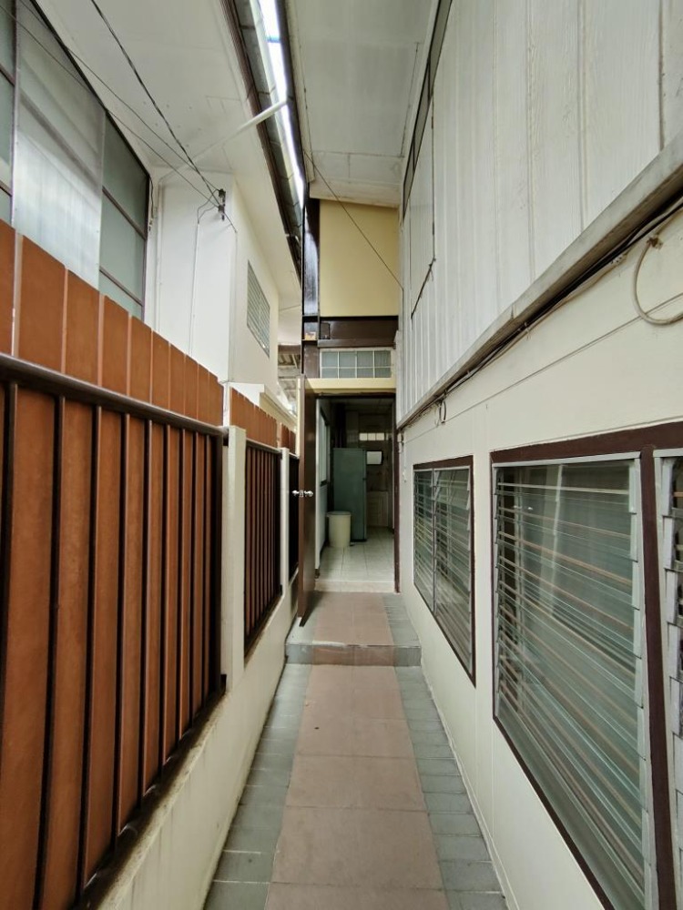 3 floors House share entrance with another house with 2 bedrooms 3 bathrooms mid of Sukhumvit 31