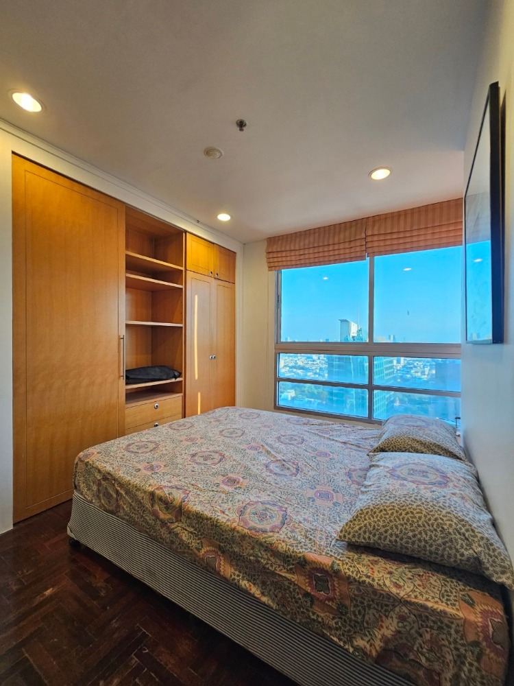 Urgent sale 🔥Condo Sathorn House, 2 bedrooms, 1 bathroom, near BTS Surasak, only 80 meters, very beautiful view.