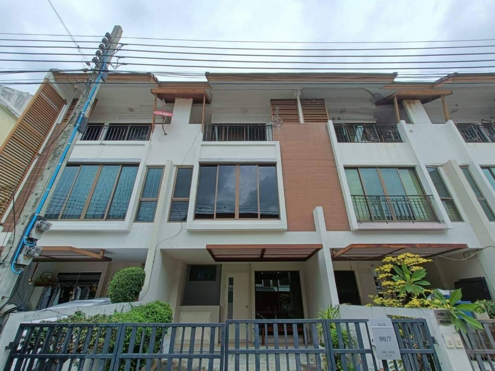 The Private Sukhumvit-Bangchak | 3 Storey, 180 sq.m., 23 sq.w. | 3 bedrooms | Only 800 meters from BTS Bangchak Skytrain station. The Private Sukhumvit-Bangchak | 3 Storey, 180 sq.m., 23 sq.w. | 3 bedrooms | Only 800 meters from BTS Bangchak Skytrain station.