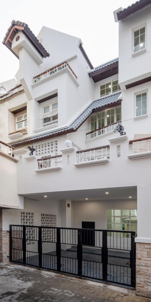 Luxury Pool Villa Townhome | 4-Storey Townhome | 5 Bedrooms | Luxurious Villa with Swimming Pool | 5 Minutes to Ratchada-Lat Phrao BTS Skytrain Station. Luxury Pool Villa Townhome | 4-Storey Townhome | 5 Bedrooms | Luxurious Villa with Swimming Pool | 5 Minutes to Ratchada-Lat Phrao BTS Skytrain Station.