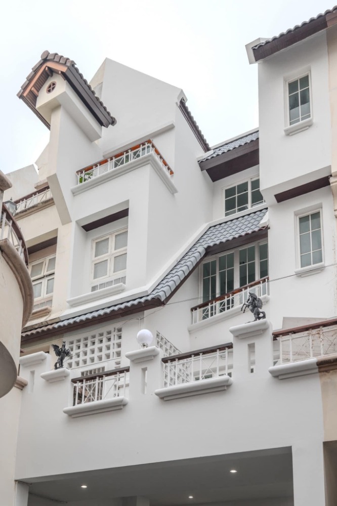 Luxury Pool Villa Townhome | ทาวน์โฮม 4 ชั้น 5 ห้องนอน | วิลล่าหรู พร้อมสระว่ายน้ำ | ใกล้รถไฟฟ้ารัชดา-ลาดพร้าว 5 นาที – รูปที่ 2