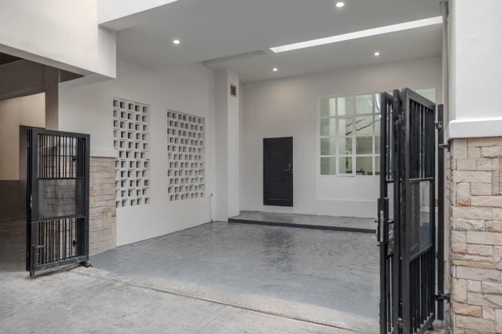 Luxury Pool Villa Townhome | ทาวน์โฮม 4 ชั้น 5 ห้องนอน | วิลล่าหรู พร้อมสระว่ายน้ำ | ใกล้รถไฟฟ้ารัชดา-ลาดพร้าว 5 นาที – รูปที่ 3