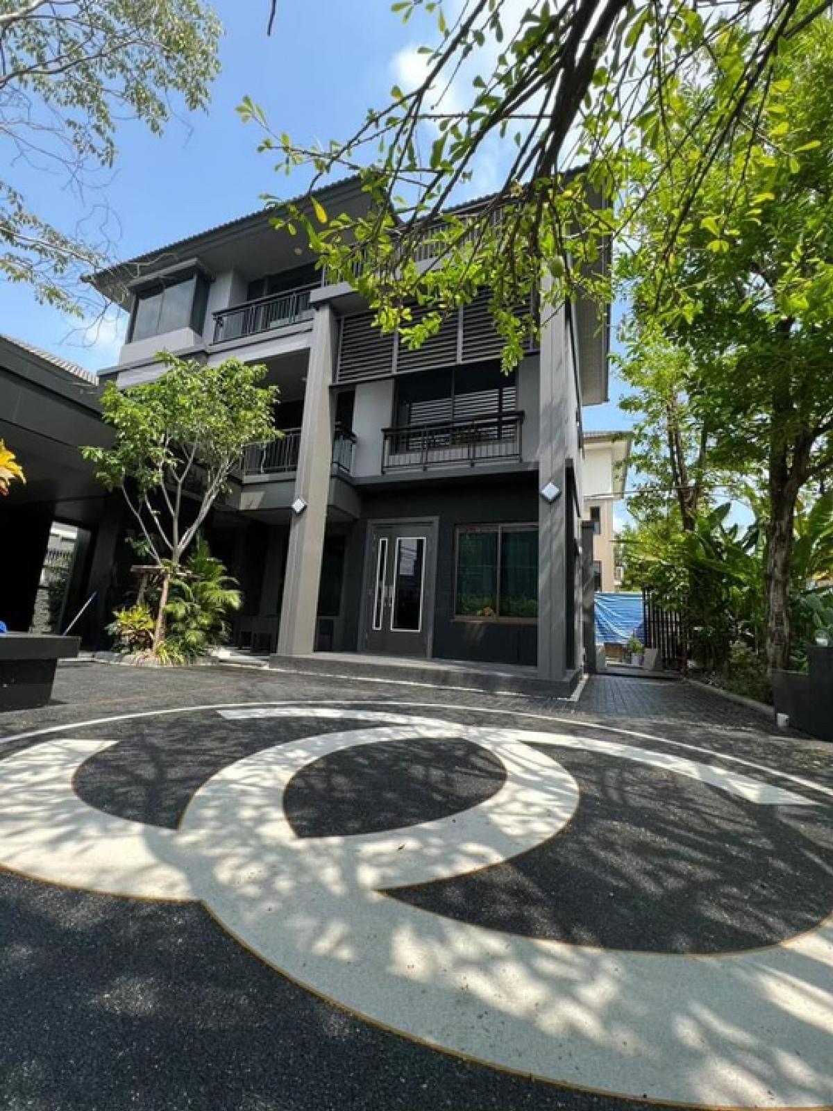 📢👇 Corner unit near club house. This project is very convenient access to enter and exit the city through multiple routes such as Phatthanakan Road, Sukhumvit 77 Road, and Sri Nakarin Road 📢👇 Corner unit near club house. This project is very convenient access to enter and exit the city through multiple routes such as Phatthanakan Road, Sukhumvit 77 Road, and Sri Nakarin Road