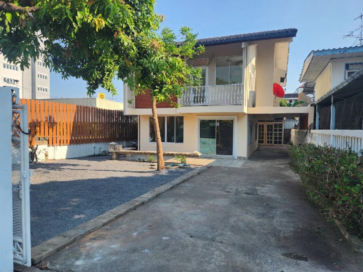 Beautiful house for rent, nice to live in, good condition, house number 5, Soi Thansamrit 13, Tiwanon Road, Tha Sai Subdistrict, Mueang District, Nonthaburi Province, area size 73 sq m, 3 bedrooms, 2 bathrooms, 1 living room, 1 dining room. Food, 1 kitche
