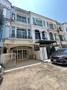 Urgent sale Baan Klang Muang Ratchada-Lat Phrao. Some air conditioning furniture There are 3 bedrooms, 3 bathrooms, 1 office room. Selling price 10,000,000 baht, transfer 50/50