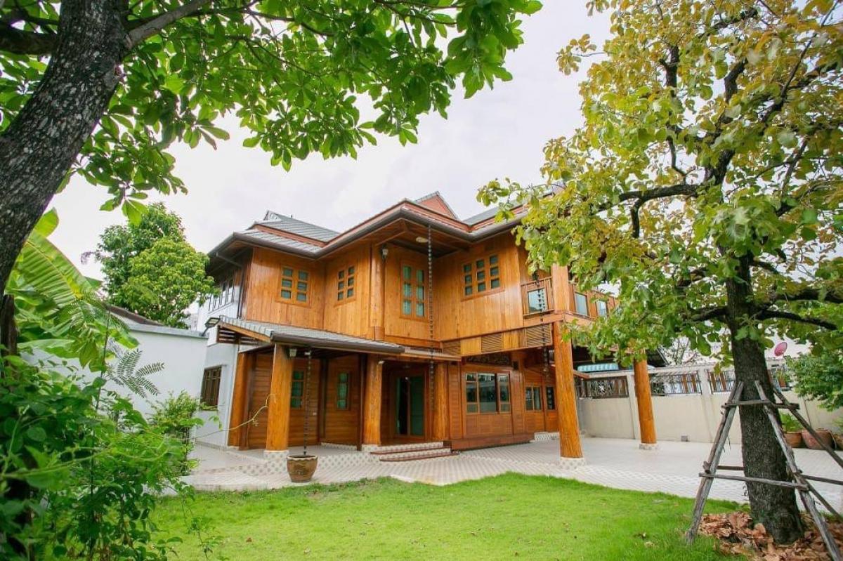 📢👇Houses built from real wood, both 80% teak and red wood, inexpensive for a house in the heart of the city, not far from department stores and hospitals, ready to live in, has a lawn area, inexpensive price.