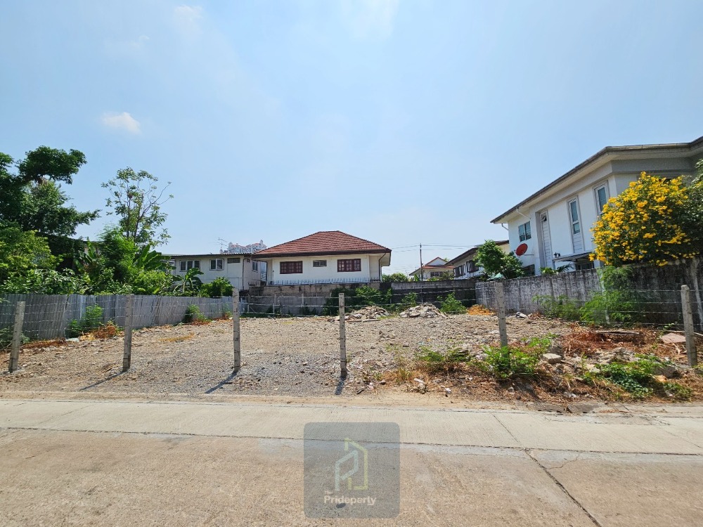 Empty land for sale, 92 sq m, Soi Lat Phrao 110, beautiful plot, wide frontage, near BTS Yellow Line.