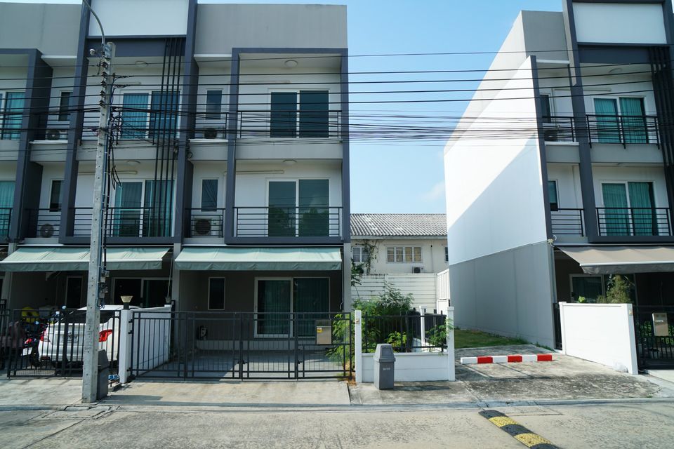 K-5589 Urgent sale/rent! Baan Klang Muang Suan Luang, beautiful house, corner house, potential location, convenient travel.