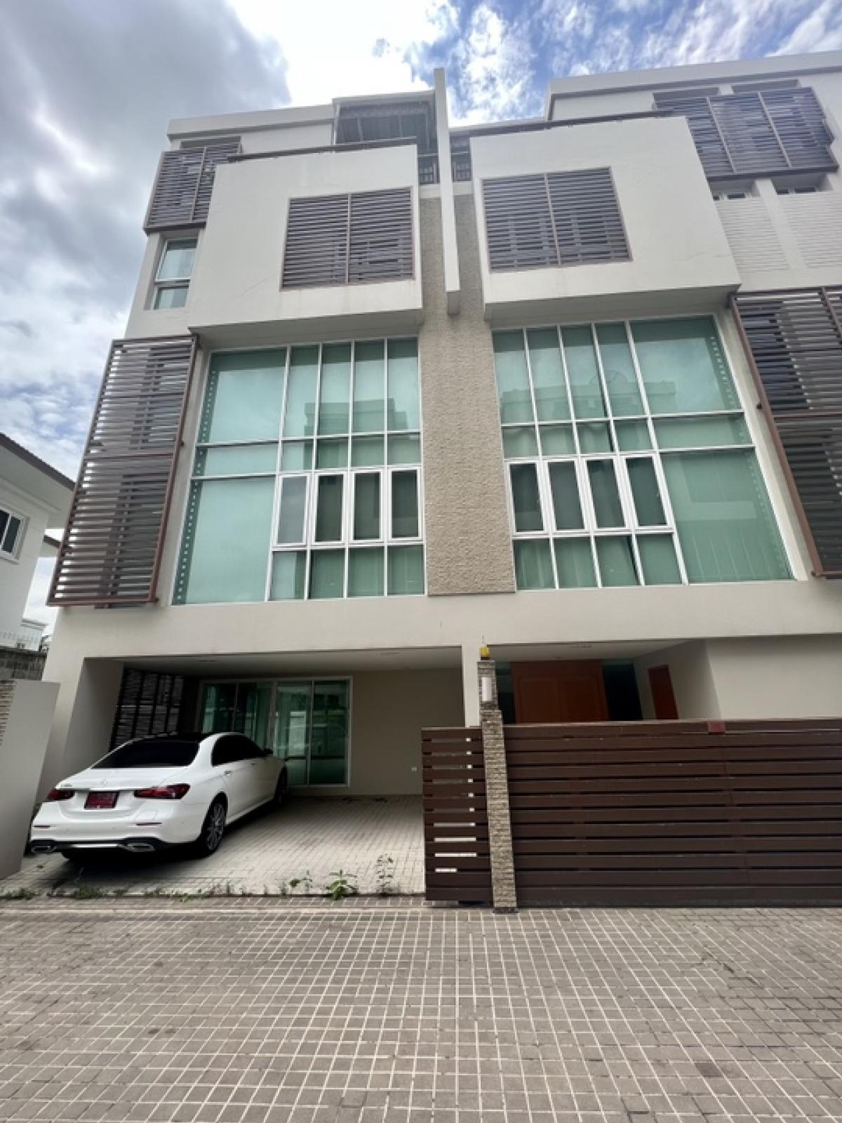📢👇 Luxury 5-storeys , 2 combine house for sale , with in-house lift, layout functional , 2 double volume living room1 hometheatre, 1 work-out room with jacuzzi 📢👇 Luxury 5-storeys , 2 combine house for sale , with in-house lift, layout functional , 2 double volume living room1 hometheatre, 1 work-out room with jacuzzi