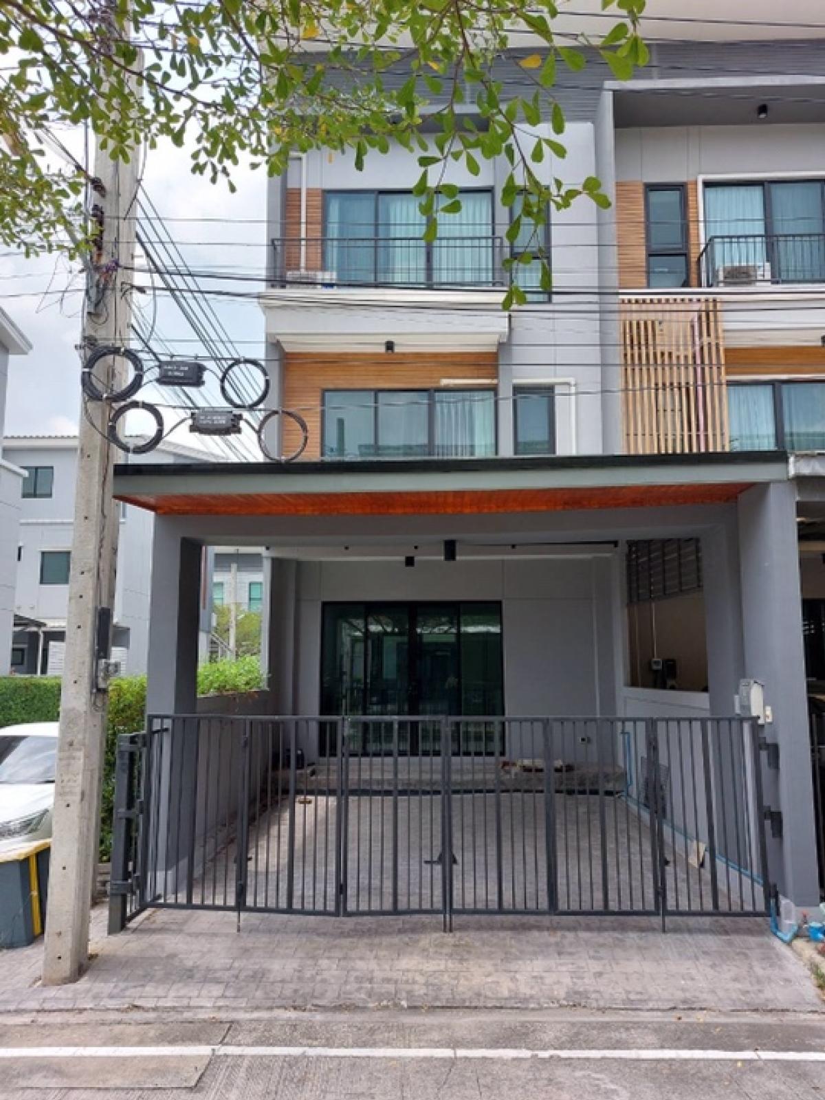 ด่วน ขายทาวน์โฮม eco space( อีโค สเปซ ) บางนา-วงแหวน ราคาพิเศษ 5.5  ล้าน