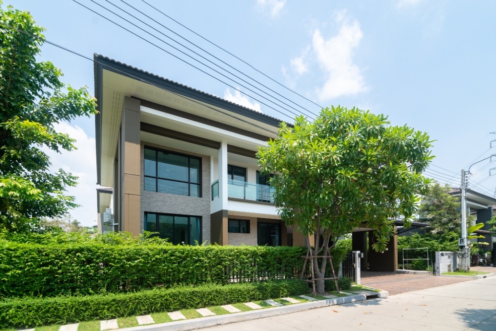 Large luxury detached house In Soi Ratchawinit, Bang Kaew, complete with furniture and electrical appliances.