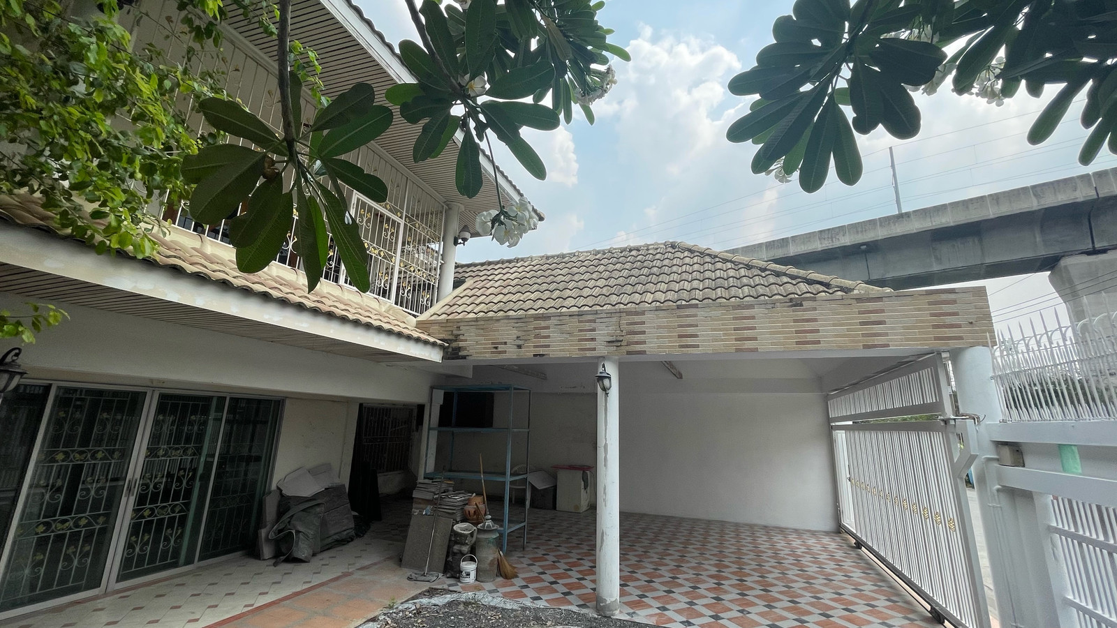 House for sale with 5 beds, parking for 4 cars, Rama IX 62 location near The Nine