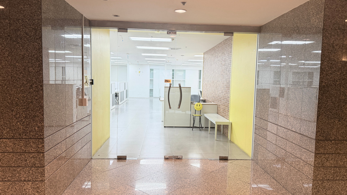 🏢OFFICE SPACE FOR RENT🏢 Lake Rajada Office Complex, opposite Benjakiti Park (tobacco factory), near Queen Sirikit National Convention Center.