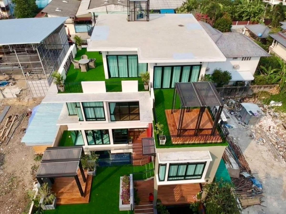 📢👇 3-storey detached house with private swimming pool and basement. You can see the swimming pool from the basement. Fully decorated in a modern style. Convenient transportation, many routes.