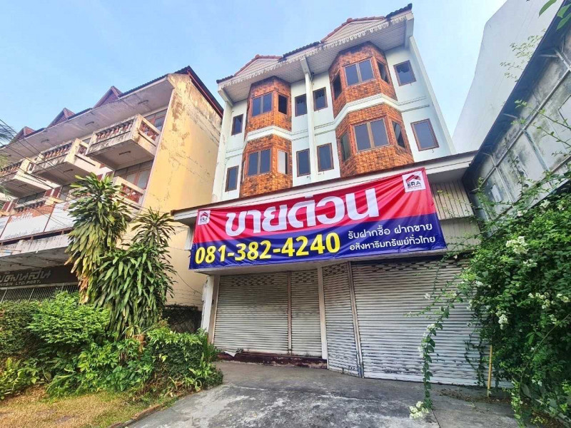 Commercial building for sale, 3 floors, 48 ​​sq m, next to the city moat of Chaeng Sri Phum. Near Tha Phae Gate
