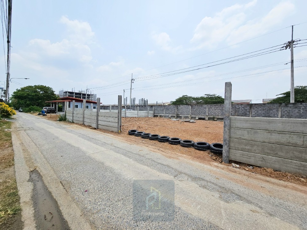 Empty land for sale, 204 sq m, Soi Thepkunchorn 40/2, Khlong Nueng, Pathum Thani, already filled, opposite Nava Nakhon.