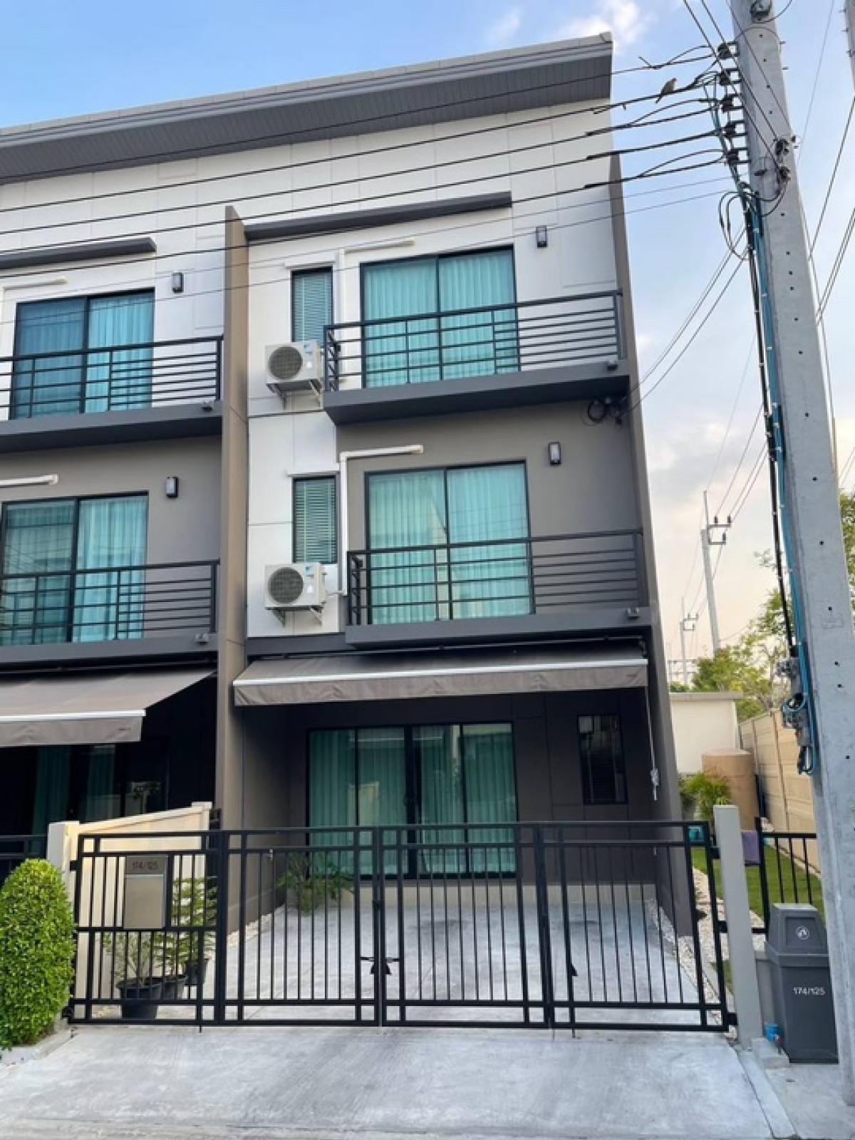 Urgent sale🏠 House for sale in the middle of Srinakarin-On Nut. Beautiful house, fully decorated