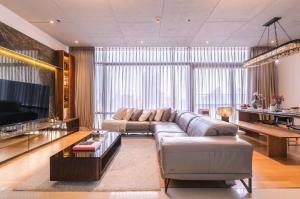 Nice deco unit, nice modern import furniture, good location, easily traveling in many routes, ready to move in.