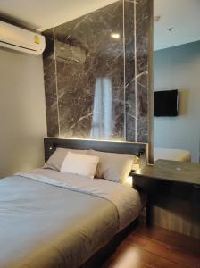 S-CEM104  Condo for sale C Ekkamai, 30th floor, 30 sqm, 1 bed 1 bath, 4.2 million. 064-959-8900