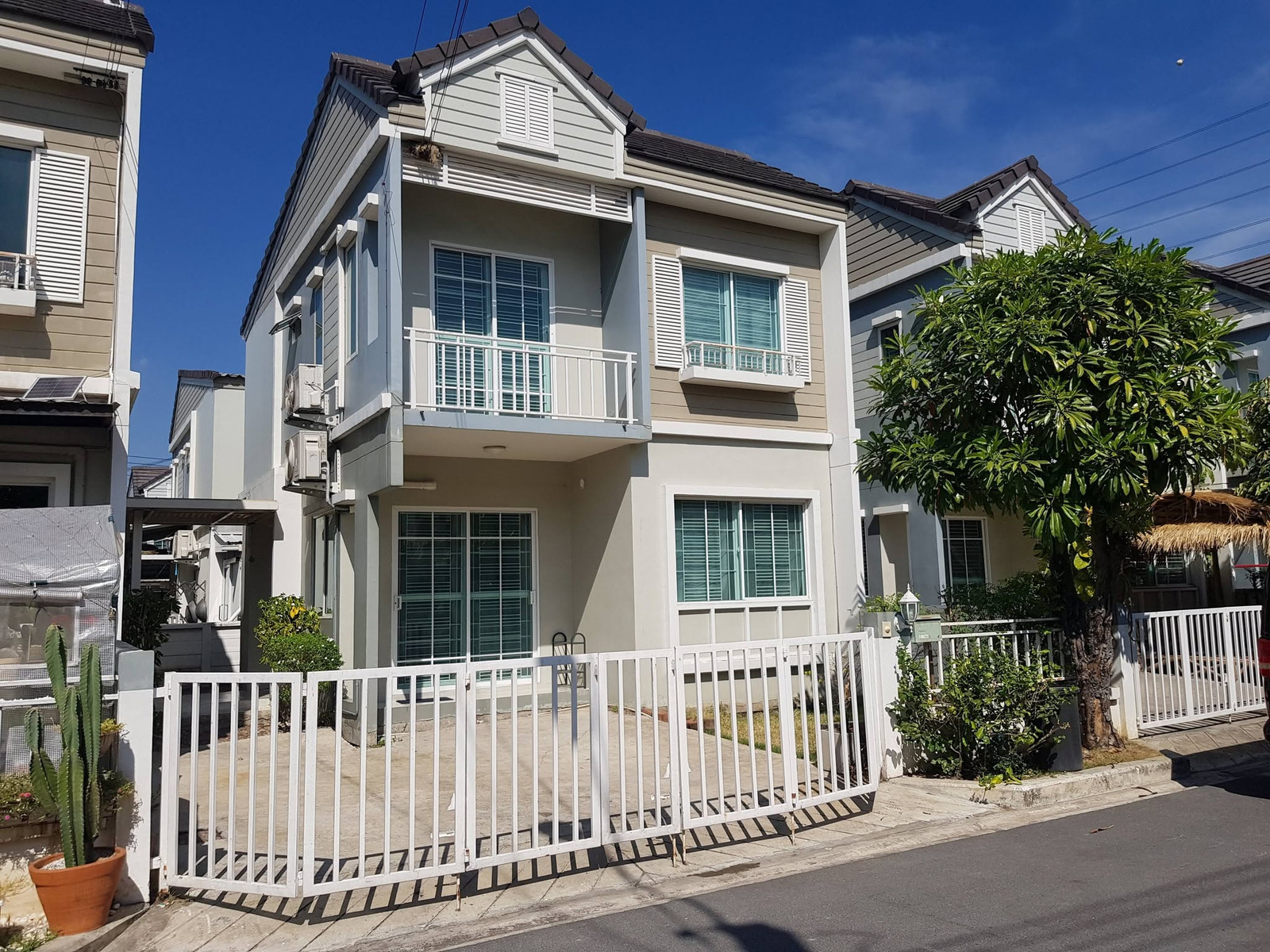 2-story townhome for rent, The Village Bangna Km 10 project. Beautifully decorated, air conditioned, fully furnished, 3 bedrooms, 2 bathrooms, rental price 25,000 baht per month. 2-story townhome for rent, The Village Bangna Km 10 project. Beautifully decorated, air conditioned, fully furnished, 3 bedrooms, 2 bathrooms, rental price 25,000 baht per month.