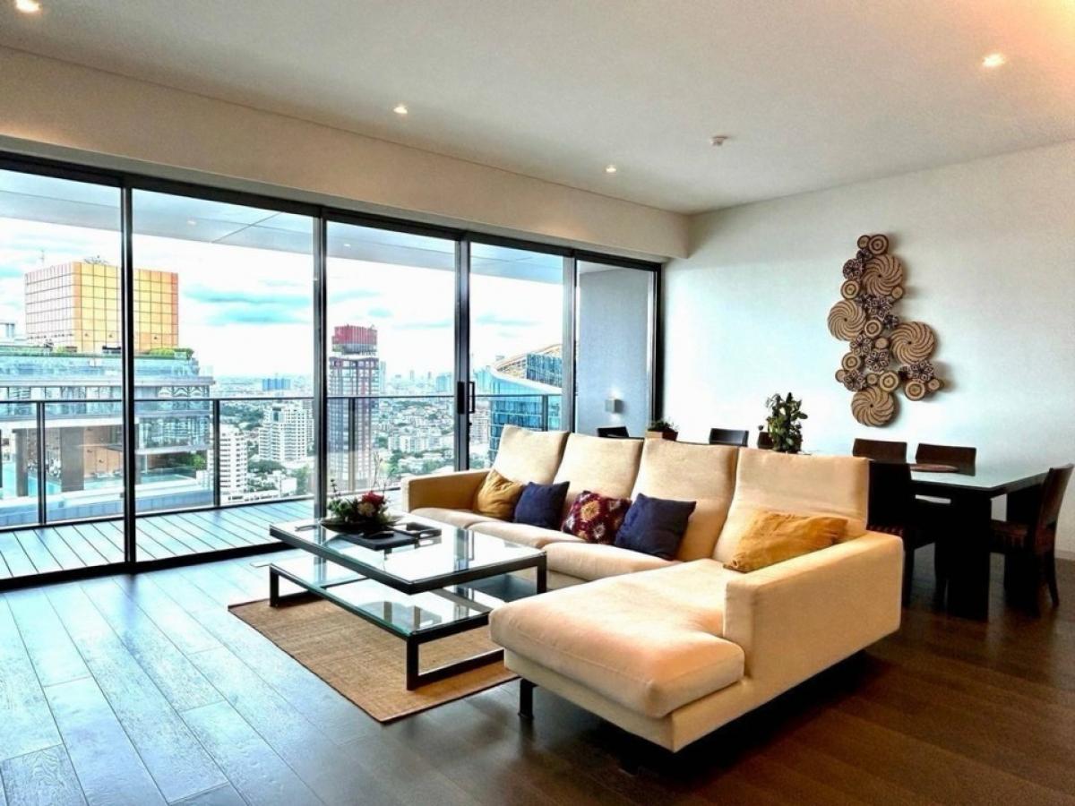 ● Nice Decoration ● 20+ Floor 200 sq.m. | 3 bedrooms, city view | Near Eight Thonglor 1 min., Donki Mall 2 mins., BTS Thonglor 4 mins.
