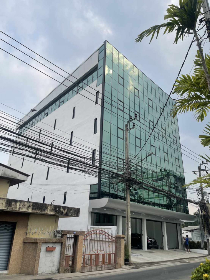 Office for sale along Ekkamai Ramindra - Lat Phrao Expressway (renovated), area 100 sq m, usable area 1800 sq m, 6 floors, has an elevator, can park 16 cars. Office for sale along Ekkamai Ramindra - Lat Phrao Expressway (renovated), area 100 sq m, usable area 1800 sq m, 6 floors, has an elevator, can park 16 cars.