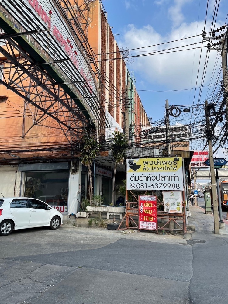 ทำเลดี ราคาถูก แต่งใหม่ !!! ตึกแถว 2 คูหา  ริมถนนงามวงศ์วาน ห้องหัวมุม หน้าปากซอยงามวงศ์วาน 32 – รูปที่ 3