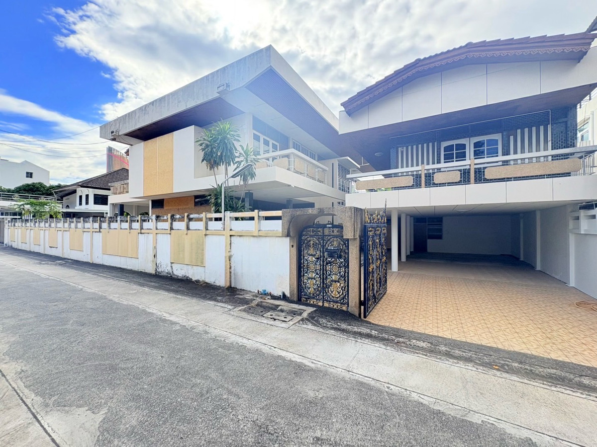Three Houses on Large Land Plot near BTS Saphan Khwai 600 m, Ideal for Residence or Development in Prime Inner Bangkok Location Three Houses on Large Land Plot near BTS Saphan Khwai 600 m, Ideal for Residence or Development in Prime Inner Bangkok Location