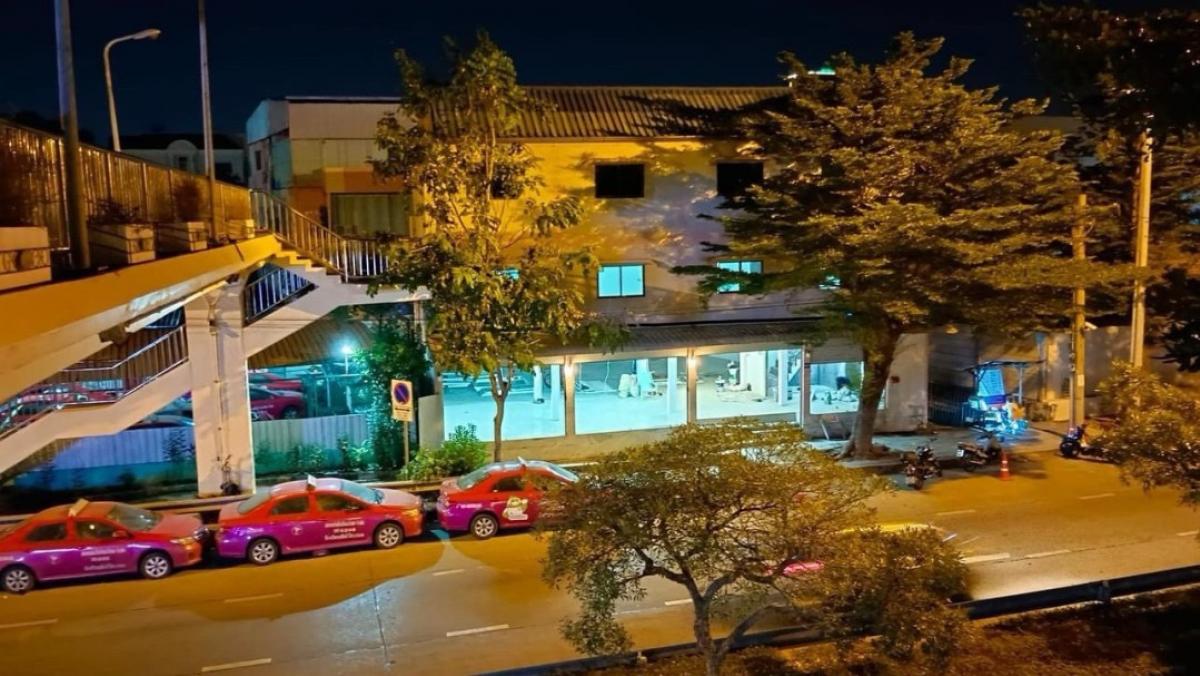 📢👇Sell with or possible without tenant
The three-story building is located along the main road in Yan Nawa, Sathu Pradit for sell with tenant til April 26 📢👇Sell with or possible without tenant
The three-story building is located along the main road in Yan Nawa, Sathu Pradit for sell with tenant til April 26