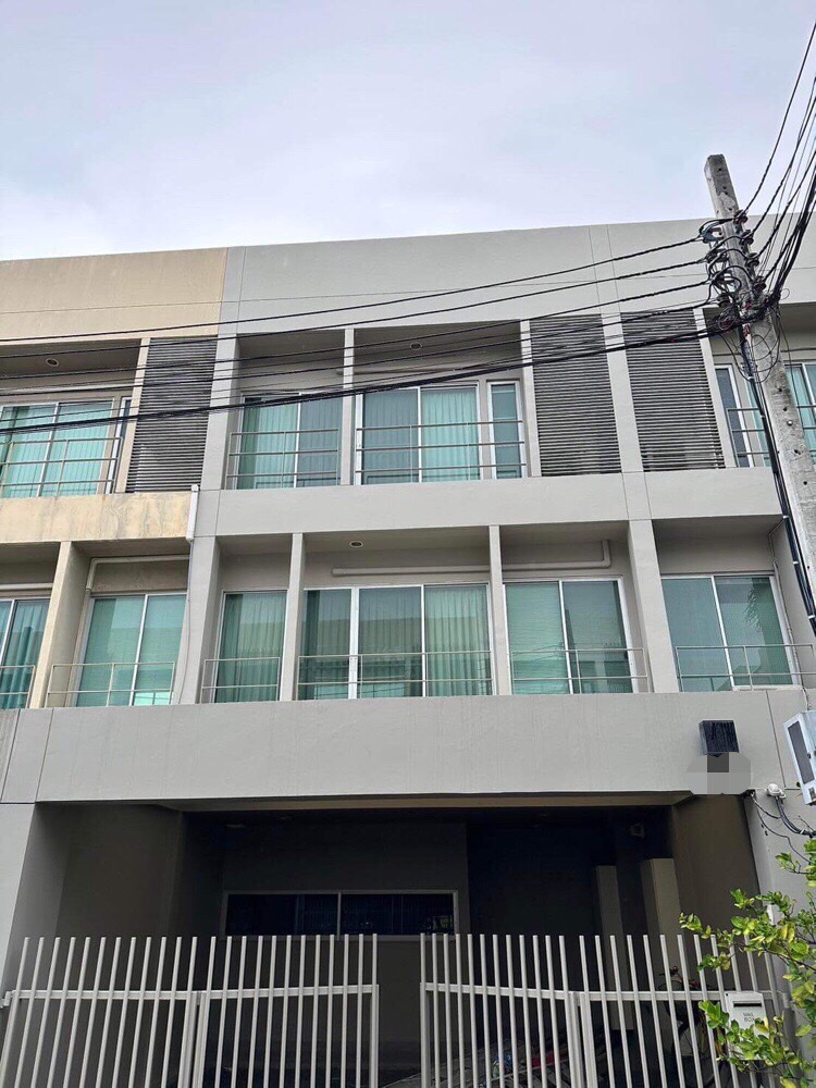 ขายด่วนนทาวน์โฮมโนเบิ้ลพัฒนาการ มี3ห้องนอน3ห้องน้ำเนื้อที่21.6ตารางวา ราคาขาย10,000,000บาท[โอน50/50]