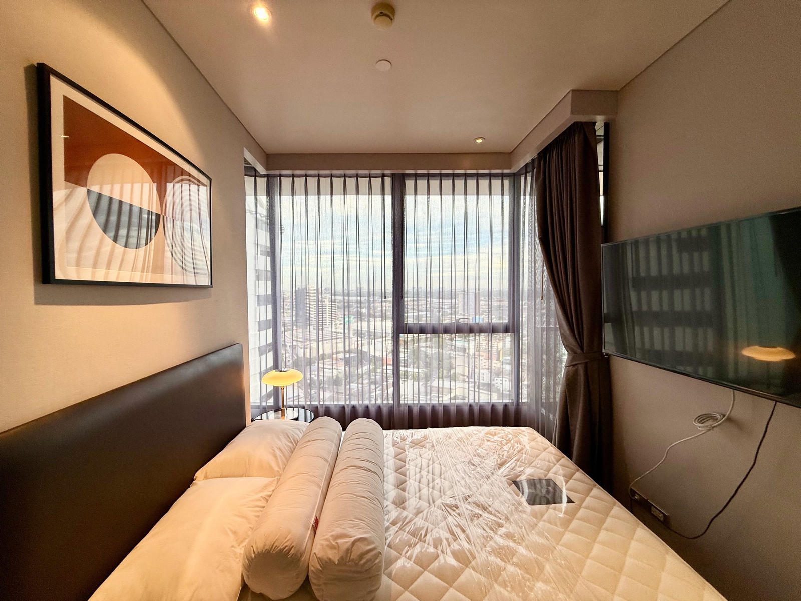 Corner unit 1 bed 32Sqm 1 Month 119,000 and 1 year 36,000/month 7.7MB for SALE