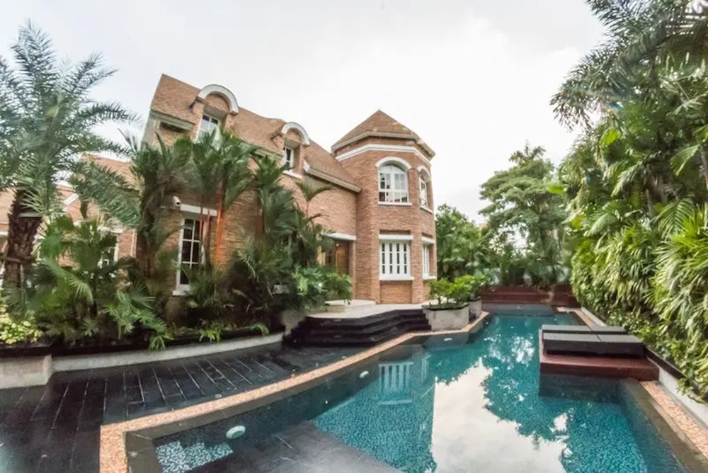 Luxury mansion for sale, Soi Sukhumvit 71, near Phra Khanong BTS station, only 2.9 km. Luxury mansion for sale, Soi Sukhumvit 71, near Phra Khanong BTS station, only 2.9 km.
