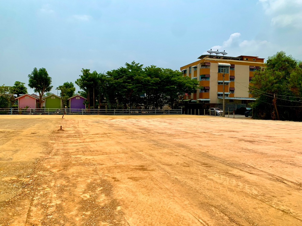 Land for rent, 400 square meters, very wide, suitable for building an apartment, hotel, condo on Chalong Krung Road. Near Lat Krabang Industrial Estate, King Mongkuts University Airport. Electric trains and motorways Near the community mall, near the job Land for rent, 400 square meters, very wide, suitable for building an apartment, hotel, condo on Chalong Krung Road. Near Lat Krabang Industrial Estate, King Mongkuts University Airport. Electric trains and motorways Near the community mall, near the job