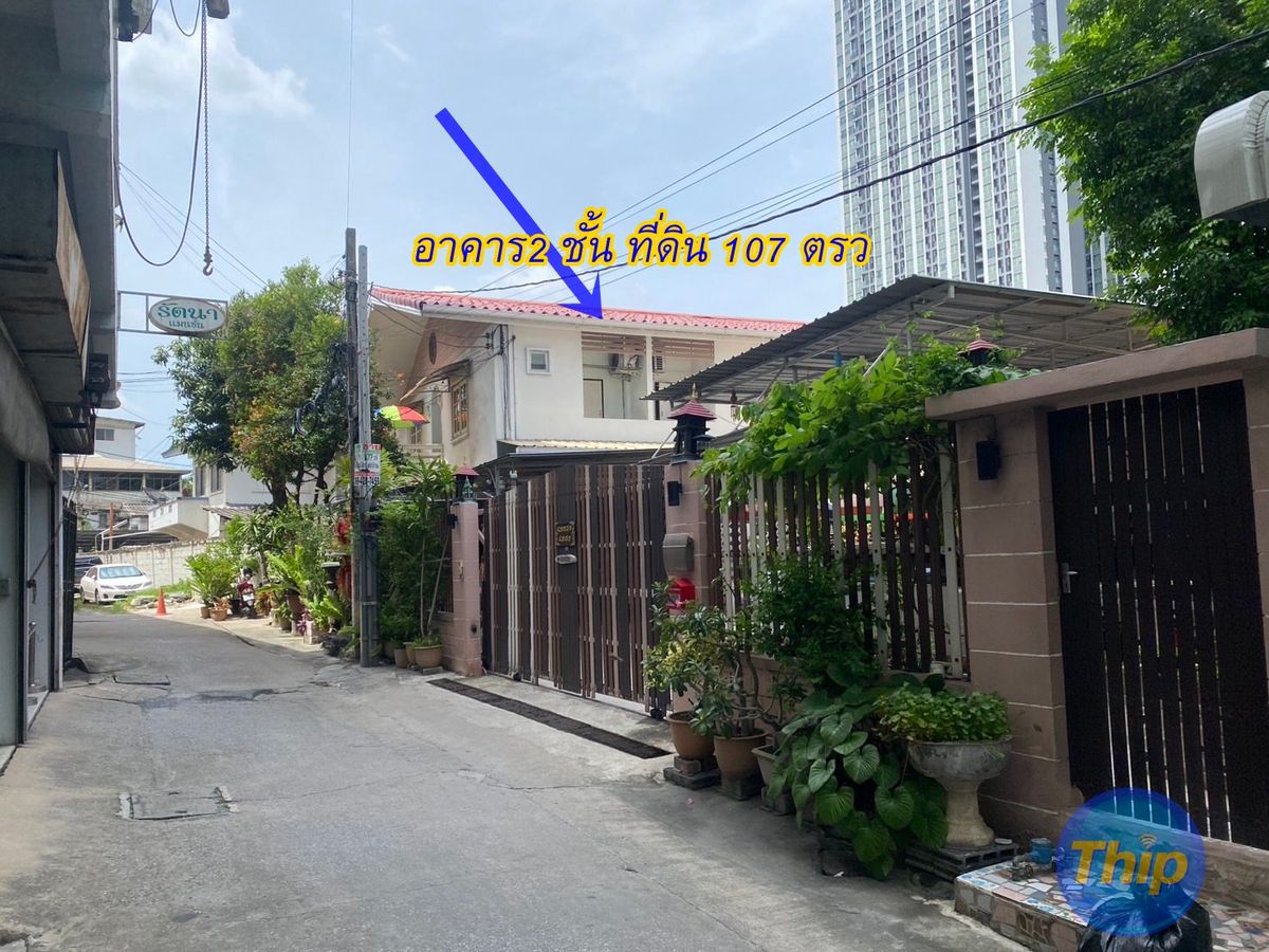 2 houses for sale 107 sq.m., 1st floor, one -story house , 2 -story dormitory, Rama 4 Road, only 20 meters into Soi, near BTS Phra Khanong 350 m. 2 houses for sale 107 sq.m., 1st floor, one -story house , 2 -story dormitory, Rama 4 Road, only 20 meters into Soi, near BTS Phra Khanong 350 m.