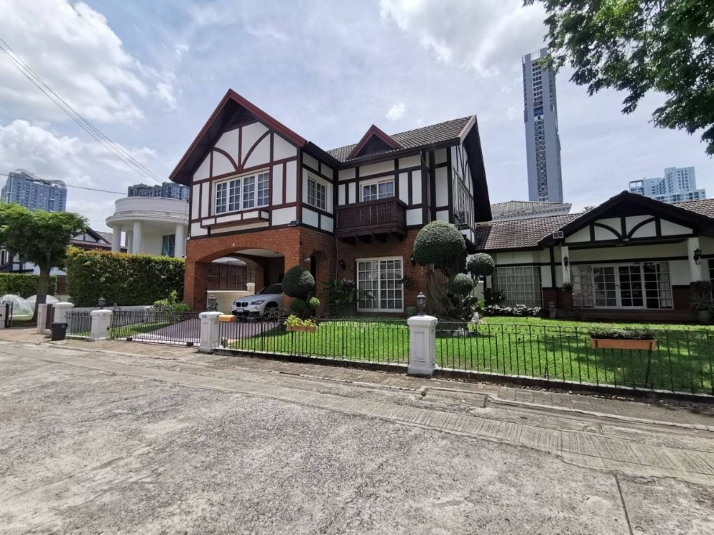 Two Single-detached Houses for Sale in Sukhumvit 79, Prakanong, Bangkok near BTS On-Nut and Express Way
