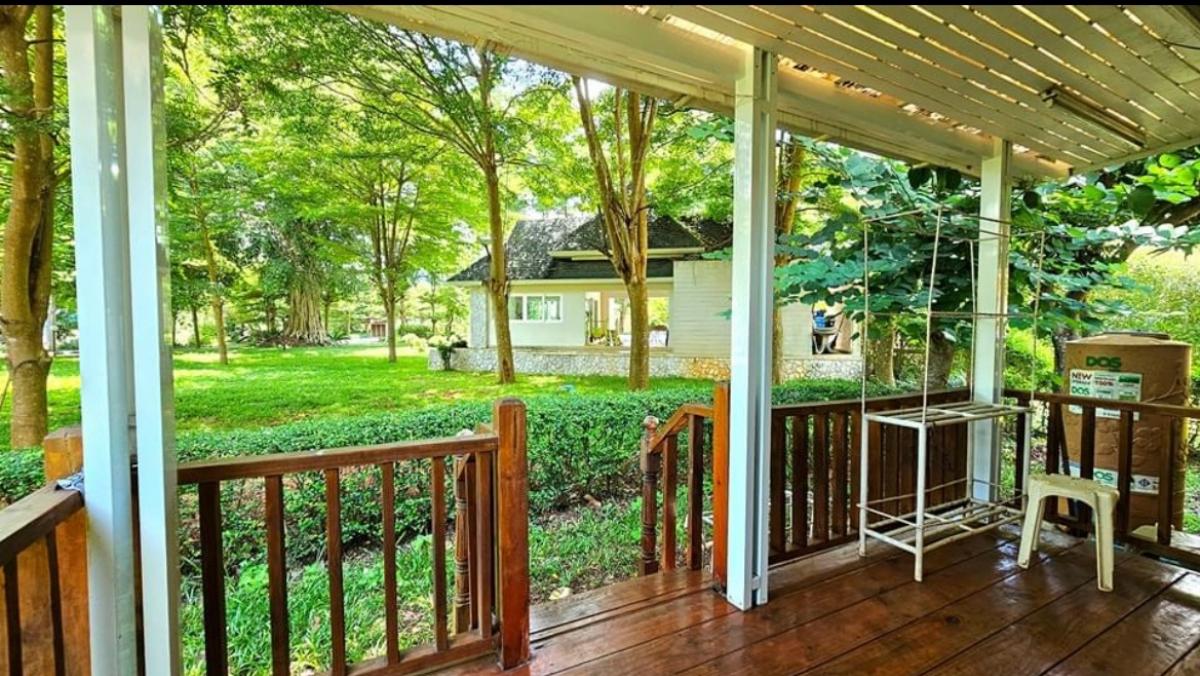ขายบ้านเดี่ยวเขาใหญ่#บ้านพักตากอาศ#ชลธาร เขาใหญ่# สไตล์ล้อคโฮม บ้านเดี่ยวชั้นเดียว 79.7 ตรว พื้นที่ใช้สอย 108 ตรม 2 ห้องนอน 2 ห้องน้ำพร้อมเฟอร์บิ้วอินน์ บ้านร่มรื่น ล้อมรอบด้วยต้นไม้และลำธาร โครงการติดถนนใหญ่ธนรัช# – รูปที่ 2