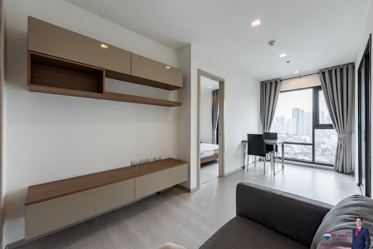 📌 Rhythm Sukhumvit 36-38 🔥 -> 32.92 sq.m. 1 bedroom, selling at a loss!) High floor! More beautiful view > and condition like a new room, with built-in decoration from SB Furniture, comes with an Interlock layout (can buy an additional adjoining roo