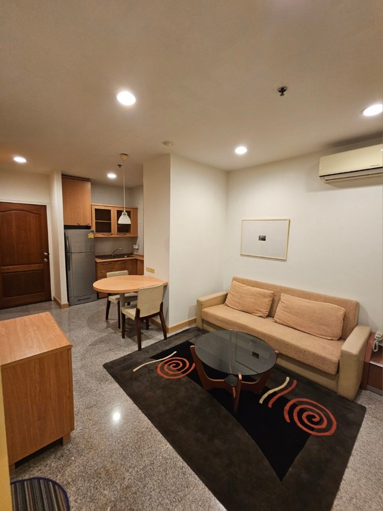 Condo for rent, Sathorn House, 2 bedrooms, 1 bathroom, near BTS Surasak, only 80 meters, very beautiful view. Condo for rent, Sathorn House, 2 bedrooms, 1 bathroom, near BTS Surasak, only 80 meters, very beautiful view.