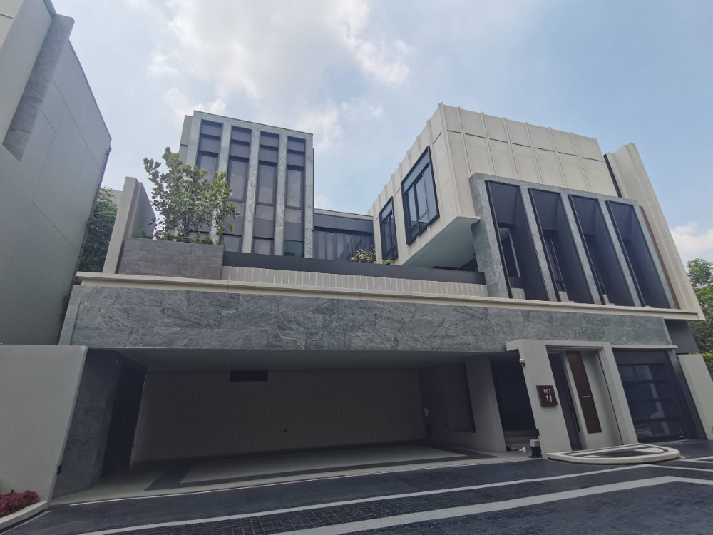 ♦ Plot Villa l ♦ Single house 3 storey, Style modern Luxury | 5 Beds, 5 Parking | 112.60 sq.w. 698.00 sq.m. | Near Lotus Pattanakarn 7 mins., Triam Udom Suksa Pattanakarn School 10 mins., Thanya Park 12 mins.