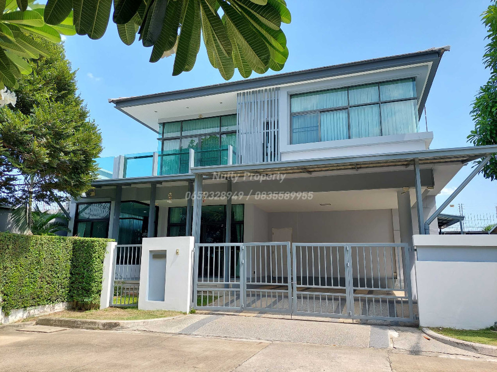 Detached house, corner plot On Krungthep Kreetha Road Soi 7 from Sansiri