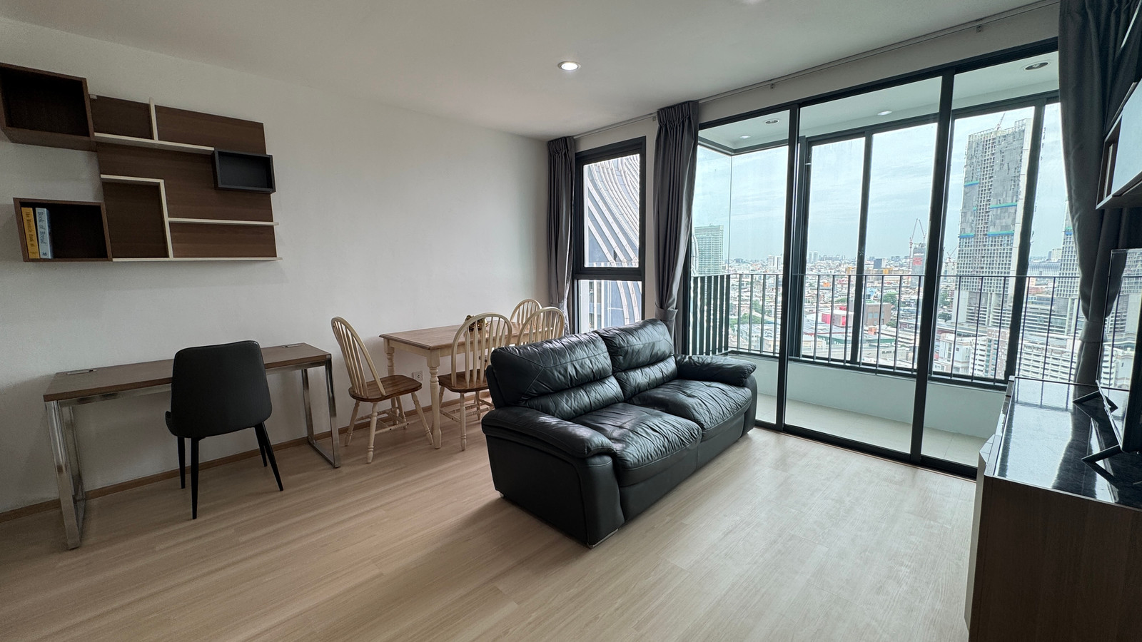 For rent, IDEO Q Chula-Samyan, 50 sq m, 2 bedrooms, high floor, very beautiful view, unblocked view, has the right to park 2 cars.
