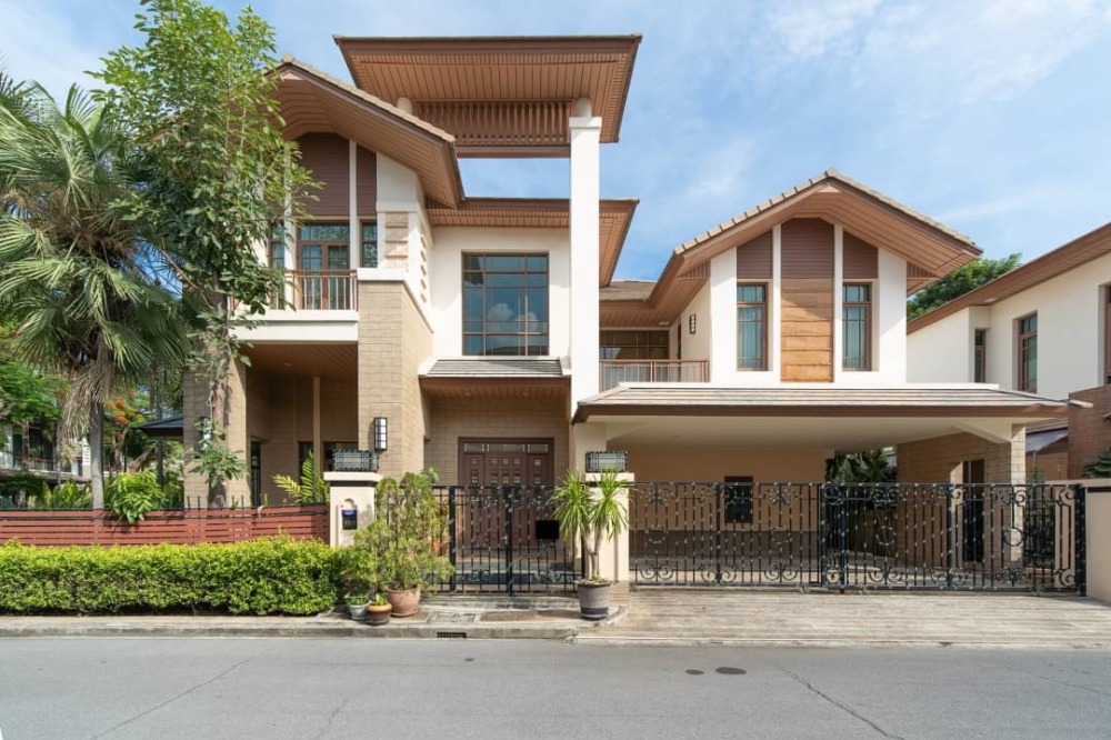 Luxury corner unit house with private pool and Jacuzzi for rent / sale in nice quiet and shady village with good security in the heart of BKK near St.Andrews International School Bangkok, Bangkok Adventist International