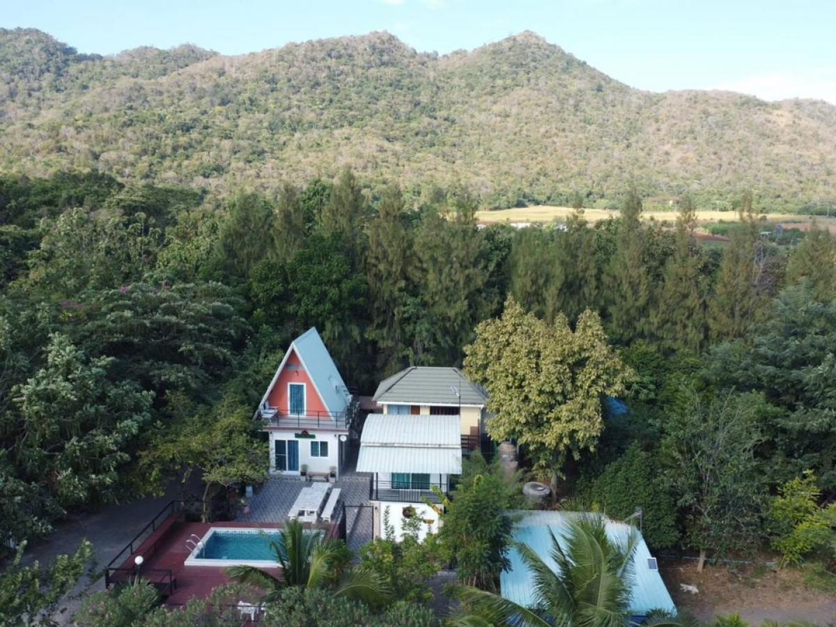 📢👇Selling a house with a swimming pool on a 4-rai plot of land in Saraburi, not far from Bangkok, about 120 kilometers from Future Park Rangsit, good air, good price, behind is an orchard with tamarind, longan, pomelo, custard apple, mango, red Garuda tit