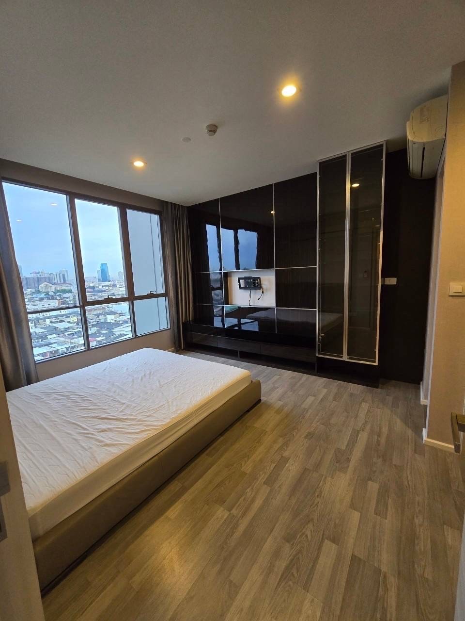 The Room Sathorn-St.louis 2 bedroom 64sqm for rent only 40,000 please contact 0816878954 The Room Sathorn-St.louis 2 bedroom 64sqm for rent only 40,000 please contact 0816878954