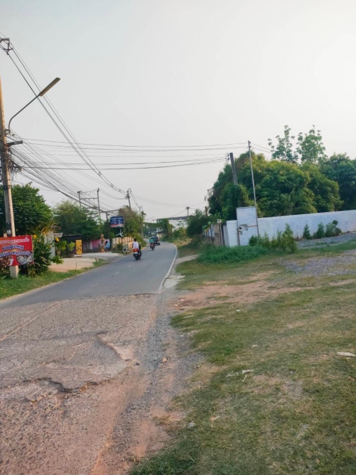 ❤️❤️Rent/Sell 1 rai of land urgently, already filled, near Sakon Nakhon University, can be used for business, the land can be built as a coffee shop and can be used for coffee and food. Beautiful land next to the road ❤️❤️Rental price including coffee sho – รูปที่ 3