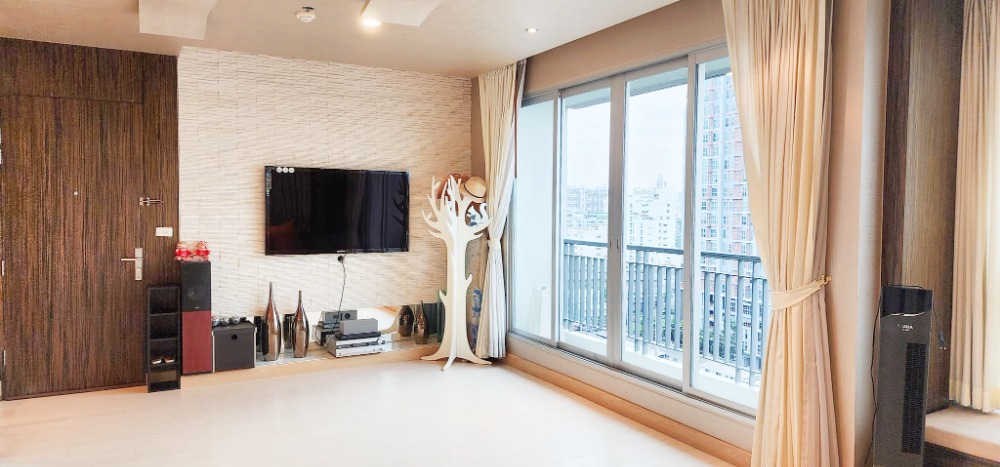 Condo for sale: Life Ratchadaphisek-Sutthisan, 1 bedroom, 60 sqm., 11th floor, large corner room. Condo for sale: Life Ratchadaphisek-Sutthisan, 1 bedroom, 60 sqm., 11th floor, large corner room.