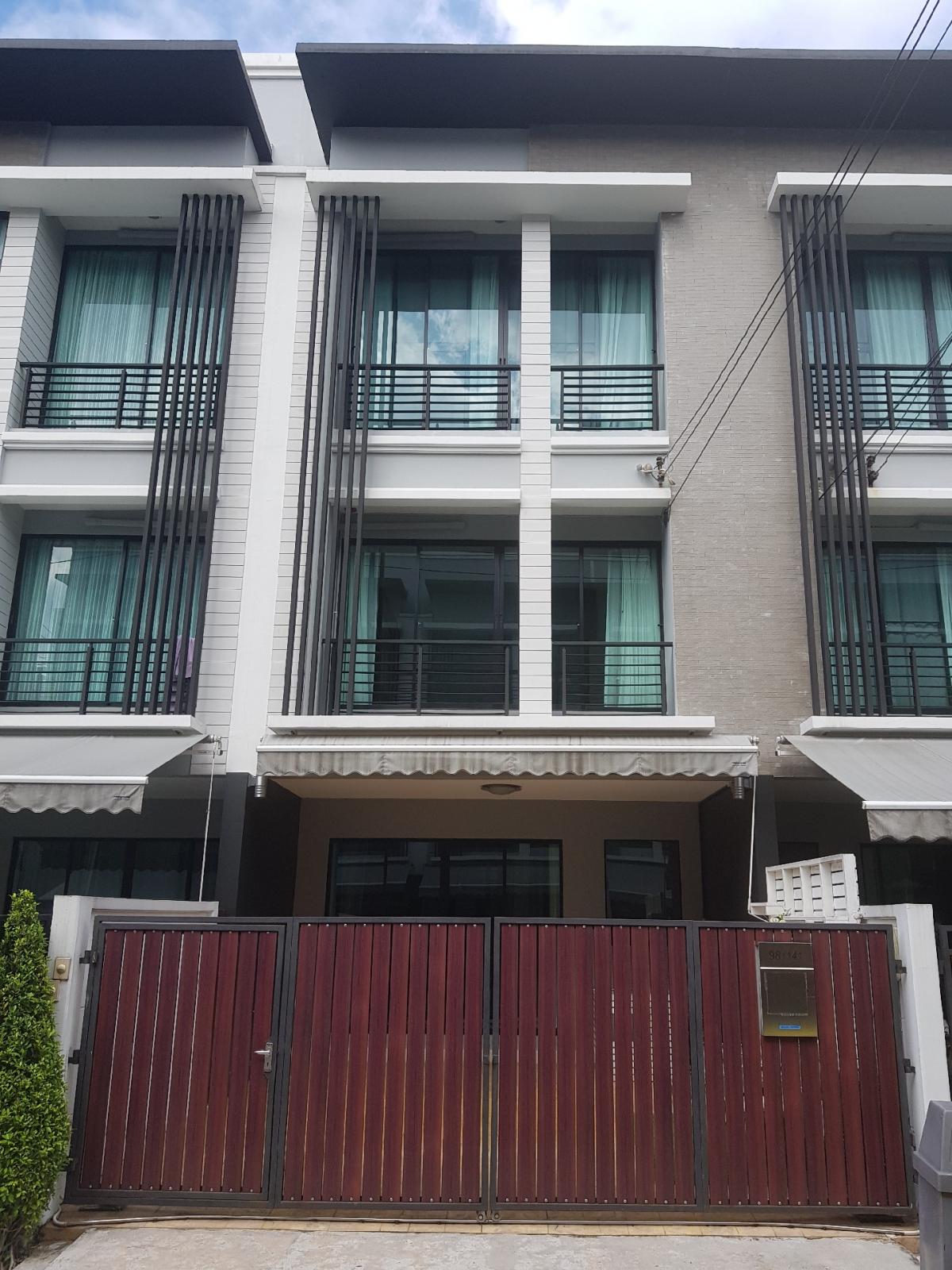 House for rent in the middle of the city, Soi Ramkhamhaeng 39, opposite Ramkhamhaeng University 1, next to Town in Town, beautiful house, location near the Orange BTS station. Complete with furniture + electrical appliances House for rent in the middle of the city, Soi Ramkhamhaeng 39, opposite Ramkhamhaeng University 1, next to Town in Town, beautiful house, location near the Orange BTS station. Complete with furniture + electrical appliances