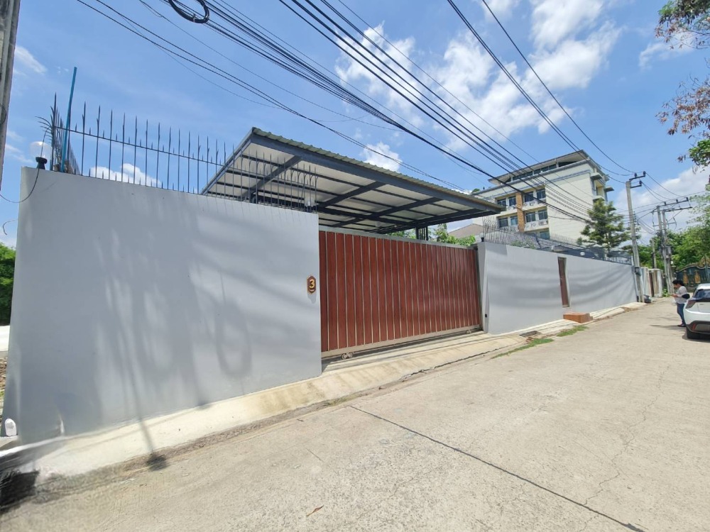ขายบ้านสวยพร้อมที่ดิน 200 ตรว.  นาคนิวาส 37 แยก 2-11 แขวงลาดพร้าว หลังเซ็นทรัล อีสต์วิลล์ เข้าออก ซ.ลาดพร้าว 71, ซ.โชคชัย4 เลียบด่วน รามอินทรา อาจณรงค์ (ประดิษฐ์มนูธรรม)ได้สะดวก