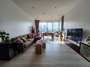 Luxury free hold on Ratchadamri road for sale with tenant contract til July 27( rental 110k), unit with timeless unblocked view of greenery golf course of Royal sport club.