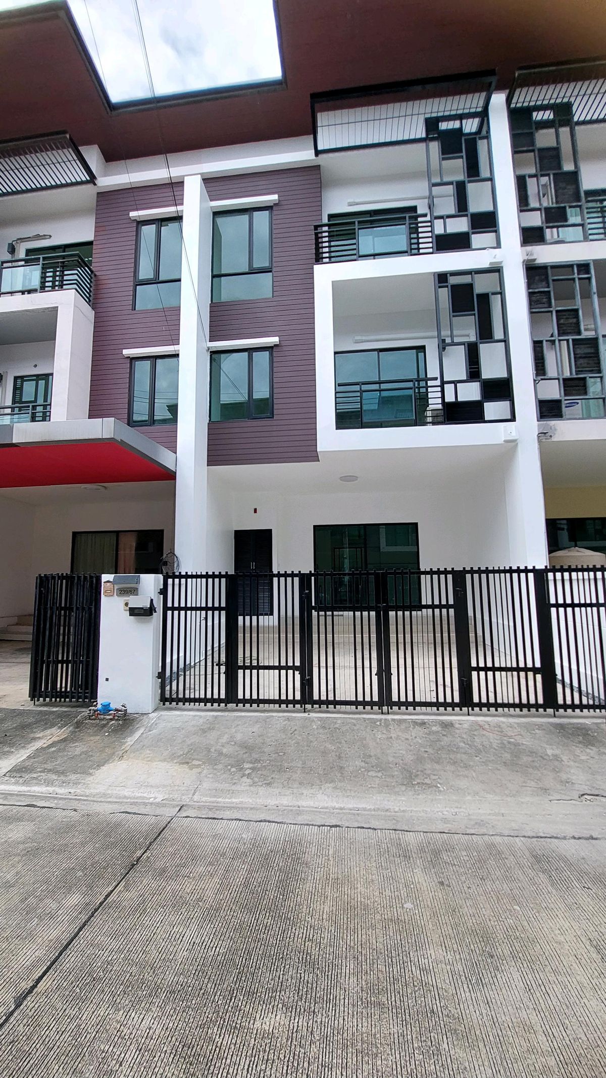 ขายทาวน์โฮม renovate ใหม่ ไอฟีล บางนา /ให้เฟอร์ทั้งหลัง ใกล้เมกะ แบบ 3 ชั้น ขนาด 21.3 ตร.วา /พื้นที่ใช้สอย 194 ตรม.หน้ากว้าง 5.5  เมตร จอดรถในบ้าน 2 คัน